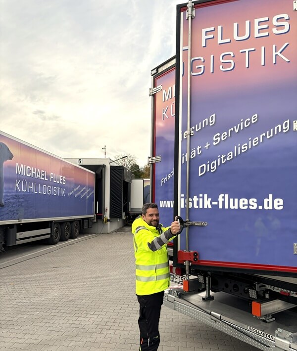 Hebebühne LKW Spedition Kühllogistik Flues Verkehrsleiter Patrick Schmitz